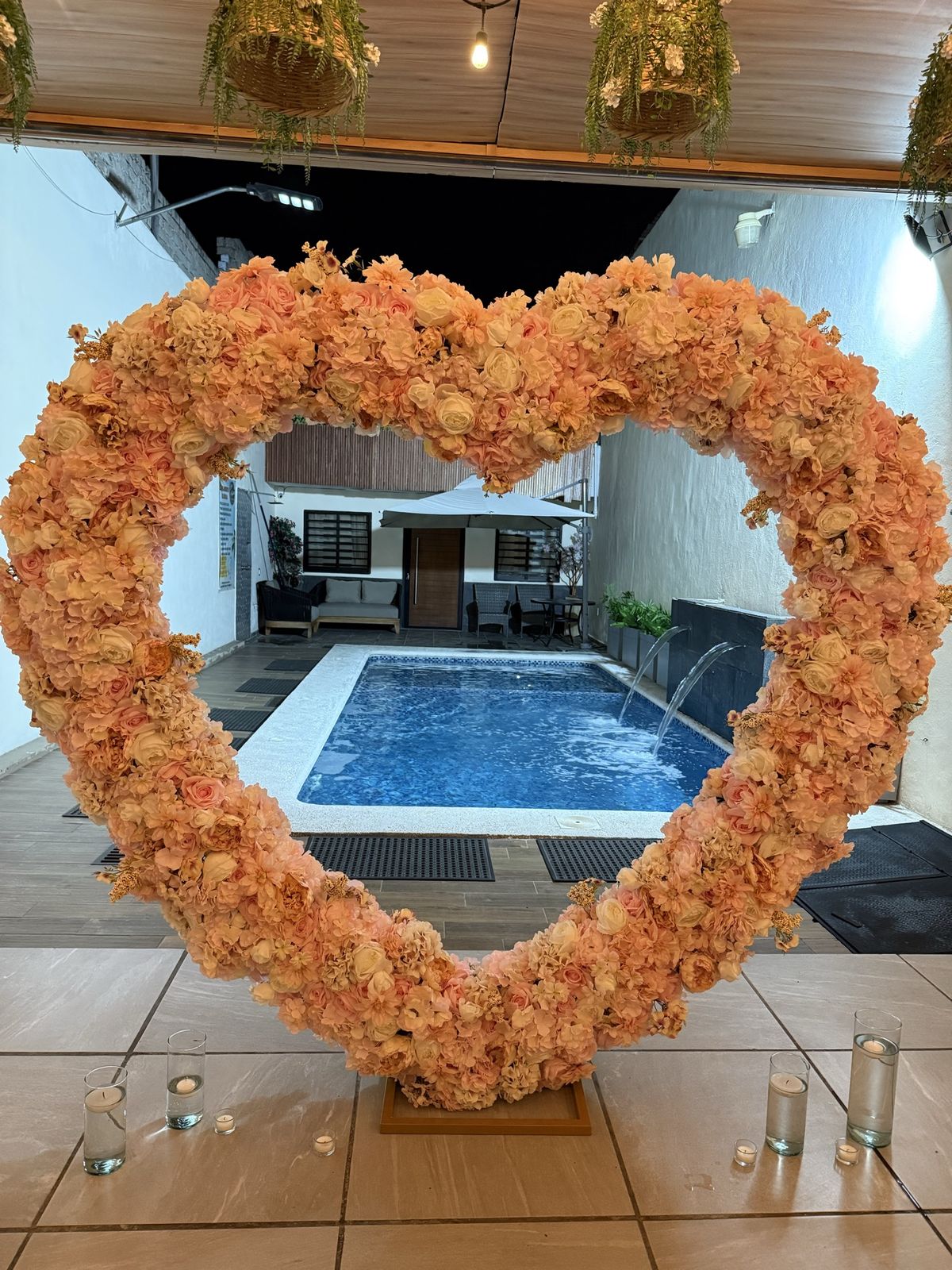 Detalle del corazón de flores de durazno, iluminado de noche